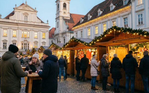 Adventmarkt in der Grazer Altstadt am Abend