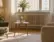 Therapieraum mit zwei Sesseln, Beistelltisch und Tageslicht durch ein hohes Fenster